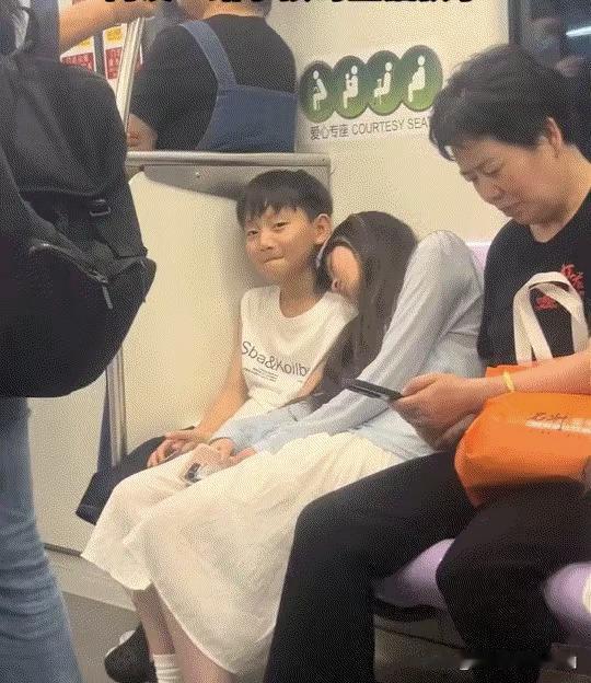 笑不活了！浙江，一妈妈带着儿子乘坐地铁，不料乘坐途中，儿子旁边的一个陌生小姐姐却