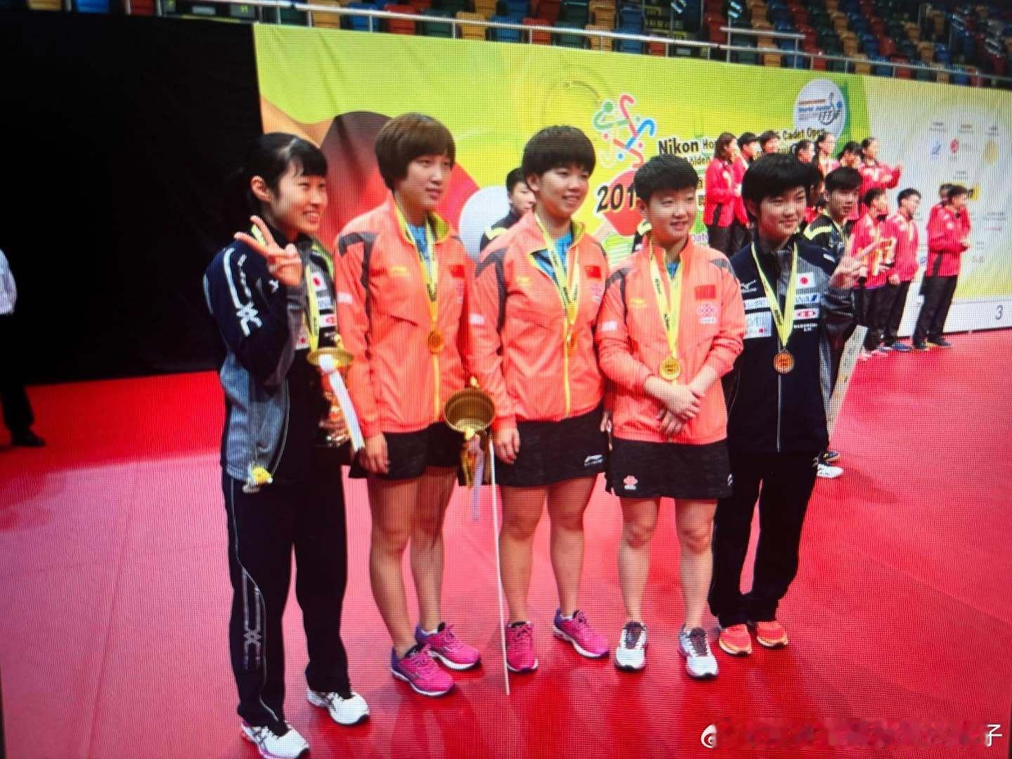 九州乒协主席具至坚隆分享了2016年香港青少年公开赛的纪念合影📷孙颖莎、钱天一