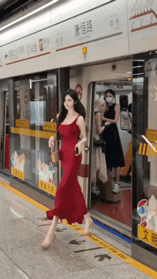 一袭红裙，摇曳生姿🌹
