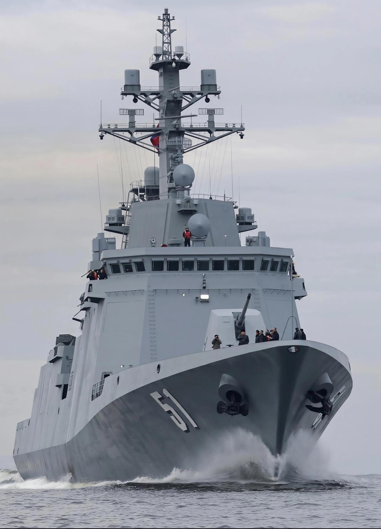 能装垂发的空间，全部装上了垂发，崔贤号驱逐舰就是一款小型武库舰！朝鲜海军崔贤