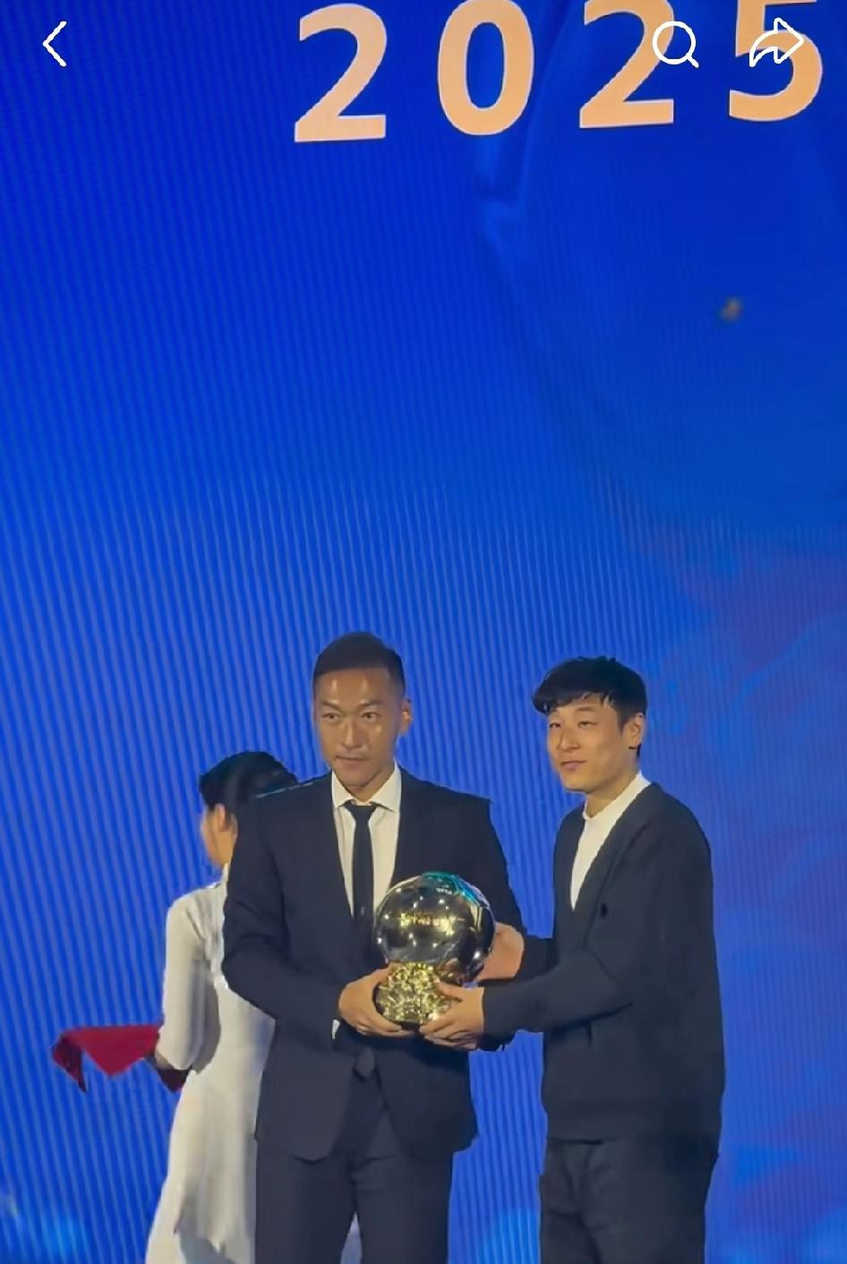 吴曦还能拿“中国足球金球奖”是我万万没想到的。不是质疑吴曦的能力，你能想象，如