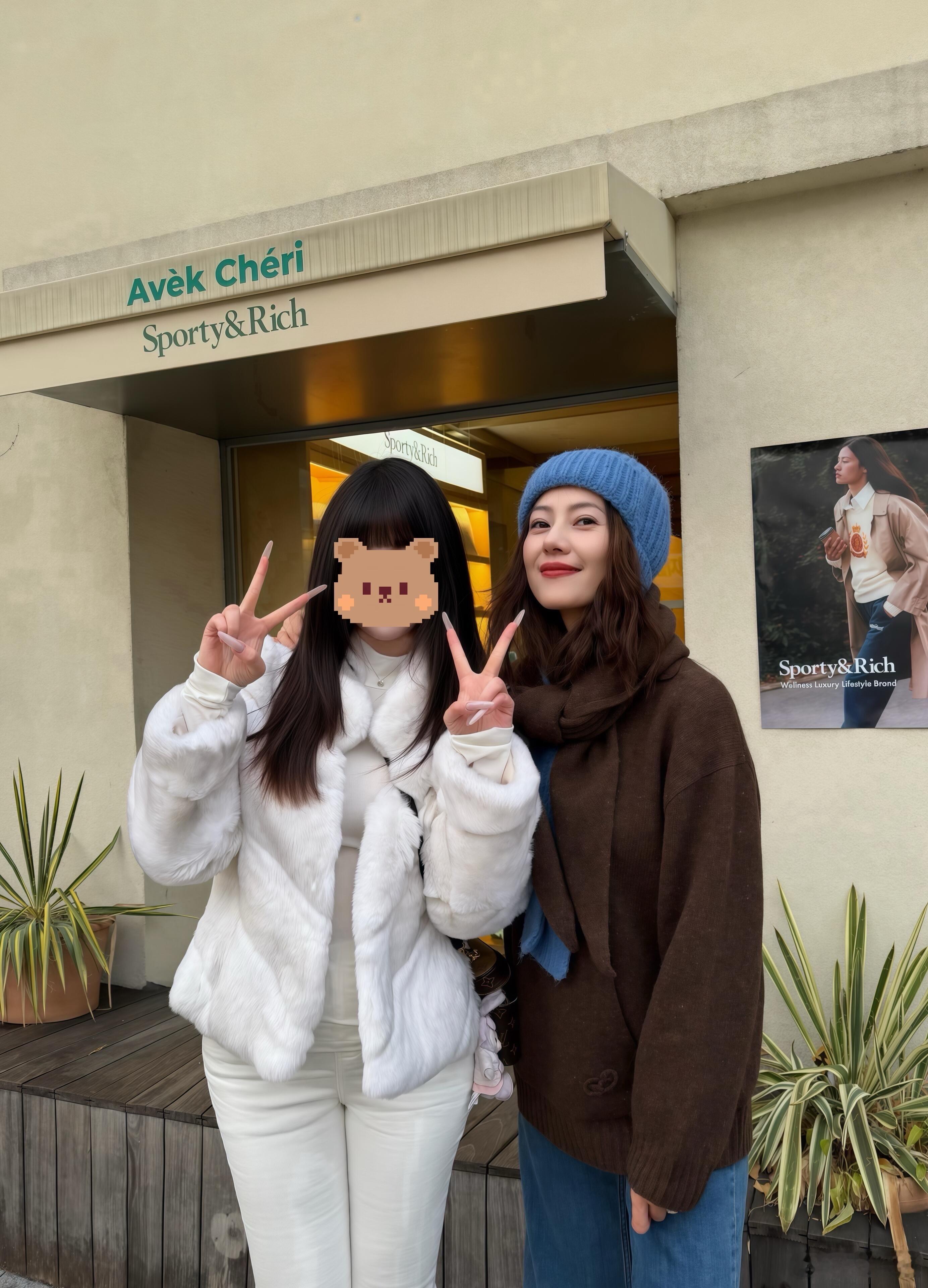 韩国街头偶遇高圆圆网友在韩国街头偶遇高圆圆，逛街的姐姐还大方拍了合照，路人镜头下