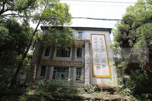 成都废弃医院引大量探秘者前往 住户不堪其扰