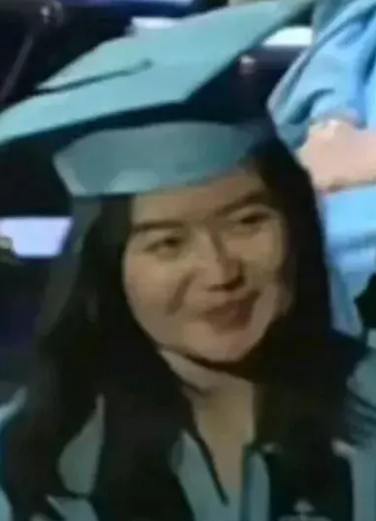 这下好了，最后悔的人应该是肖医生了！据网友爆料，这是董小姐在国外留学时期的颜