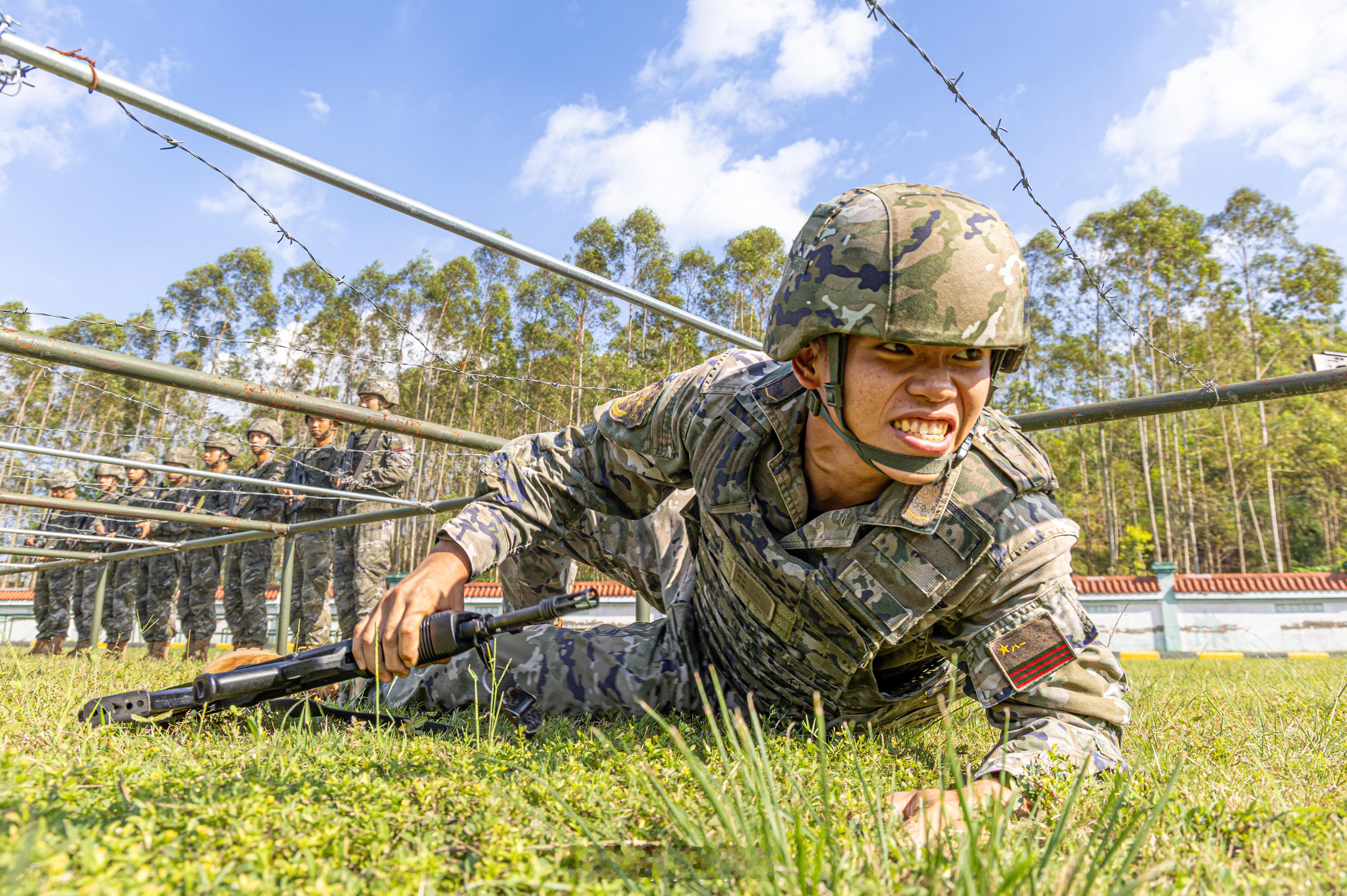 【武警战士练兵热血溢出屏幕🙌】近日，武警广西总队来宾支队组织官兵开展