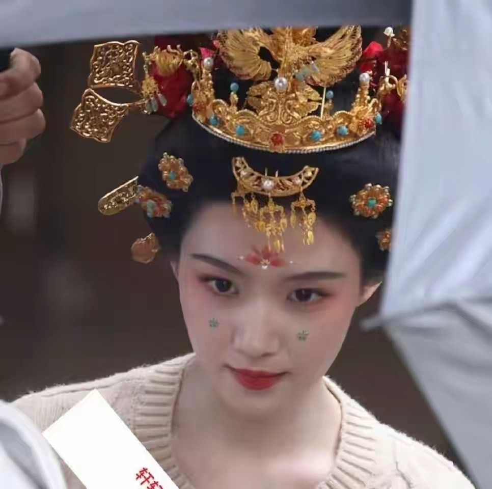 卢昱晓大婚路透惊艳全网！一袭素雅白衣登场，内娱淡颜系天花板果然名不虚传～