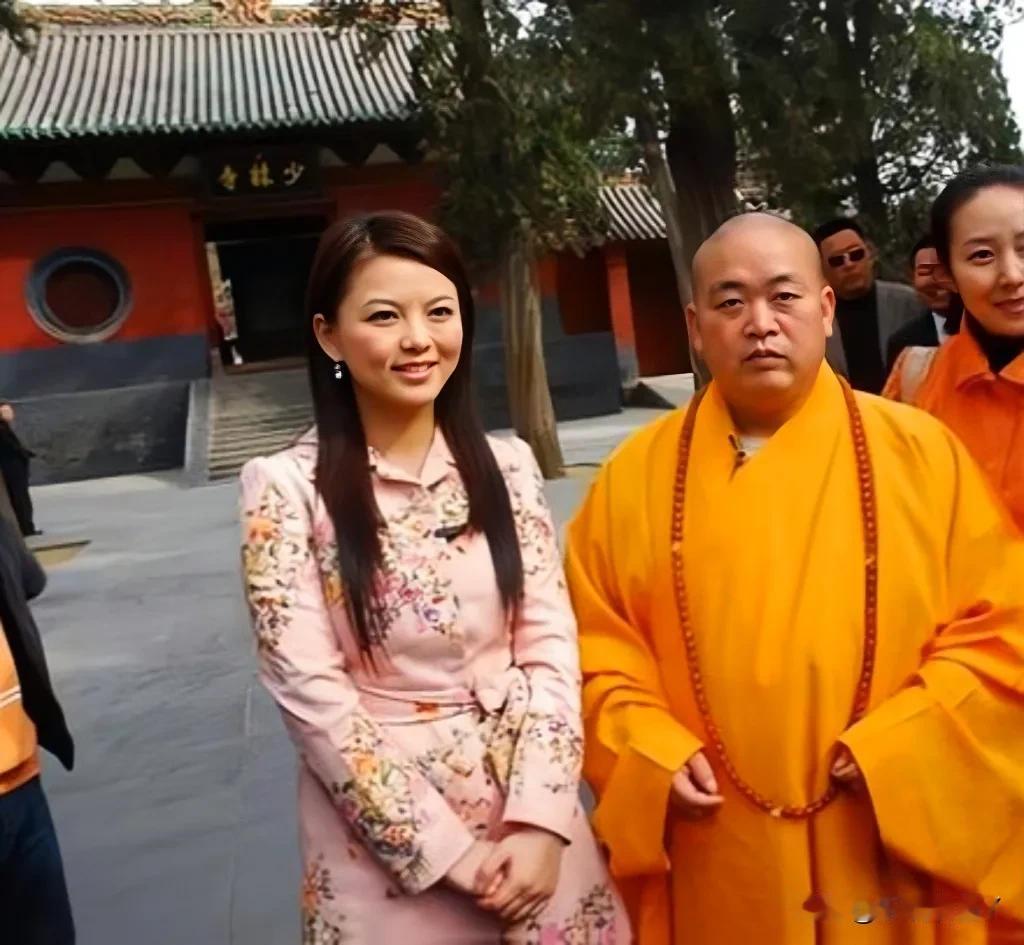 2008年，李湘在河南嵩山少林寺采访释永信时的合影，那时候李湘32岁，身段婀娜，