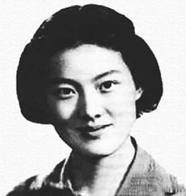 章含之晚年写下回忆录《跨过厚厚的大红门》，浓墨重彩地回忆自己和乔冠华风雨十年的感