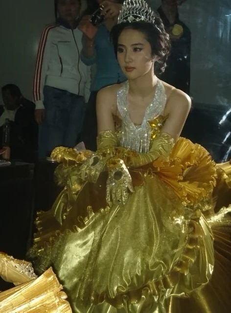 19岁的刘亦菲美若惊鸿，被当时她妈妈用手机给拍了下来