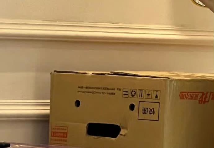 退休工人李大妈坐公交，上车就有人让座。她坐下，又站起，把座位让给了一个小朋友。马