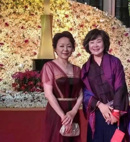 这两位是80年代红极一时的大明星，如今老了是真正的不老女神，左边的是张瑜，右边这