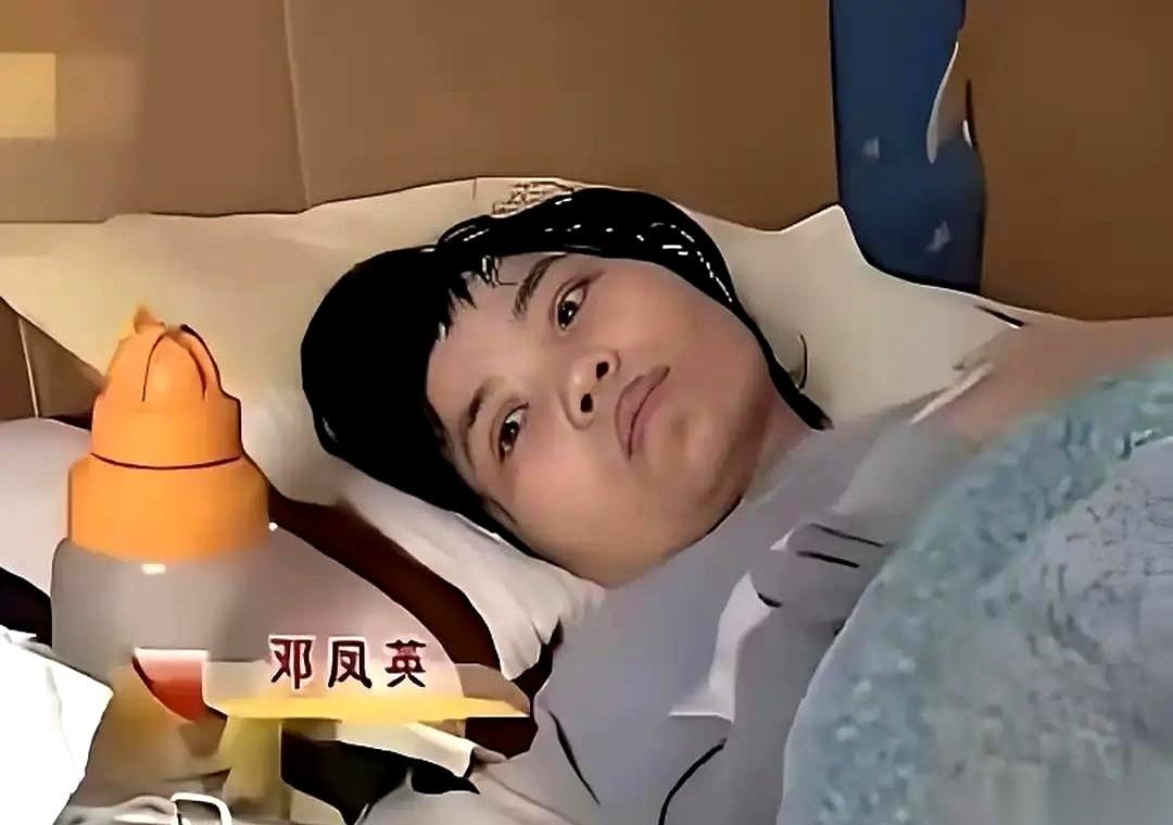 民警和记者一把推开那扇发霉的出租屋木门时，走廊里的房东正紧张地捏着衣角。床板上