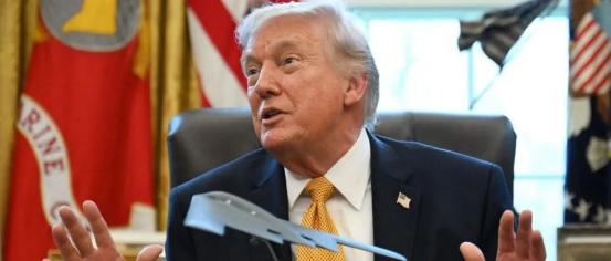 特朗普玩懵所有人！现在全球油价都快涨疯了，航道还堵着，他就急吼吼要停战，猫腻全在