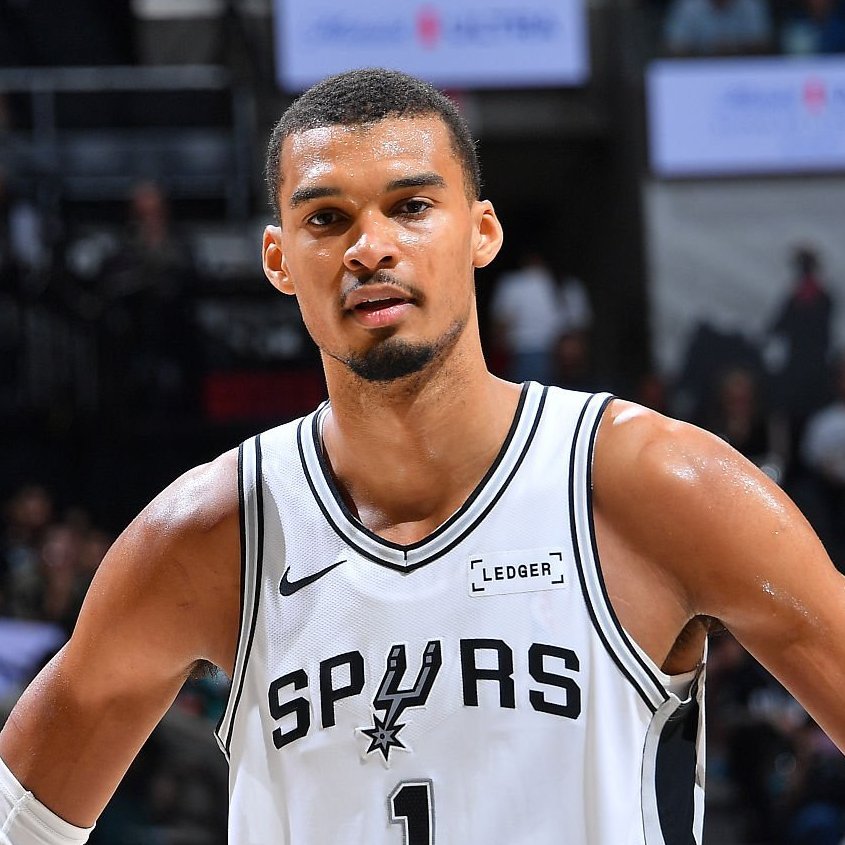 马刺记者MattGuzman：文班亚马本场出战了16分钟，虽然因受伤退出了比赛