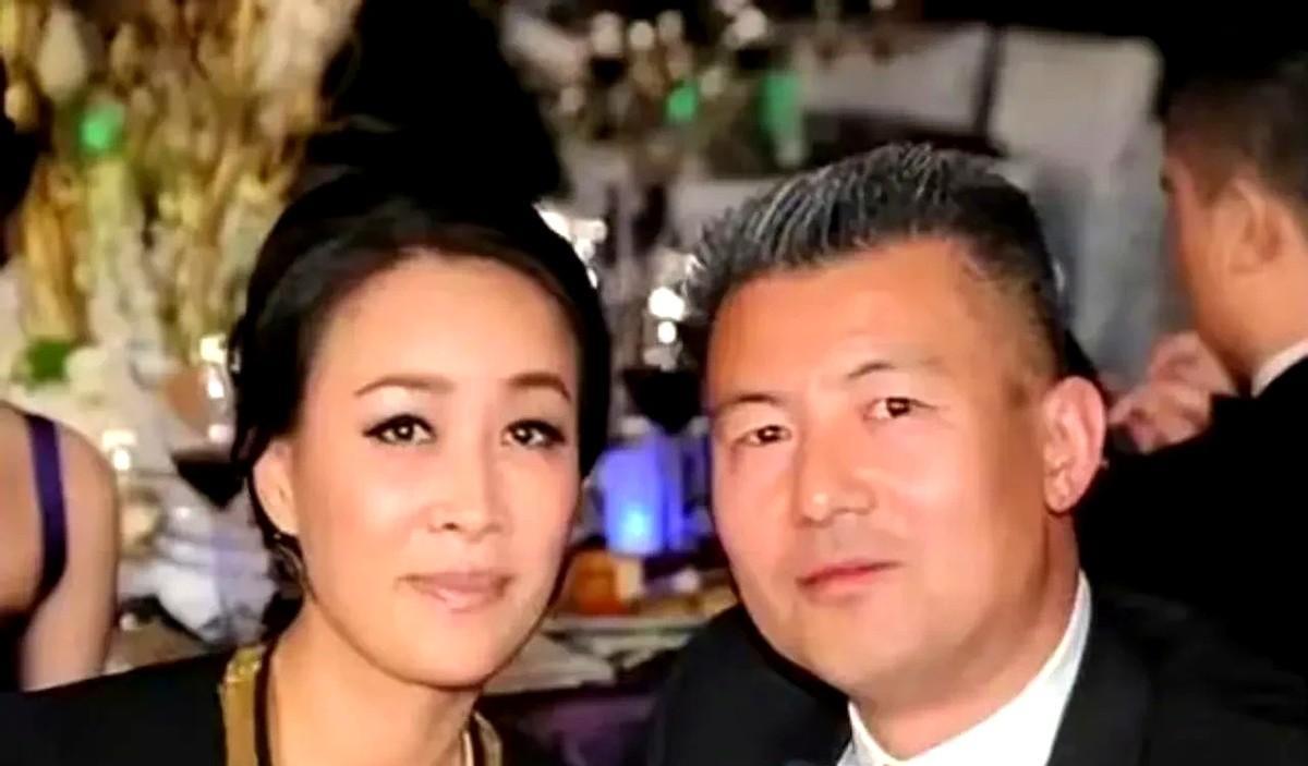 那英的婚姻，外人看着都累。在外面，她是那个气场强大的天后。在家里，却只是个会