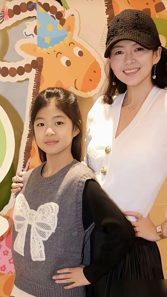 说真的，醒醒这孩子长得很大气，不是那种娇媚的范儿，这种大气的长相，往往透着股沉稳