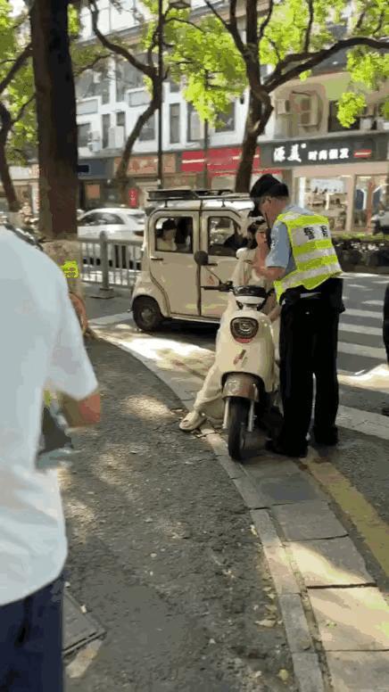 这造型都这样了，头盔还怎么戴得进去啊？