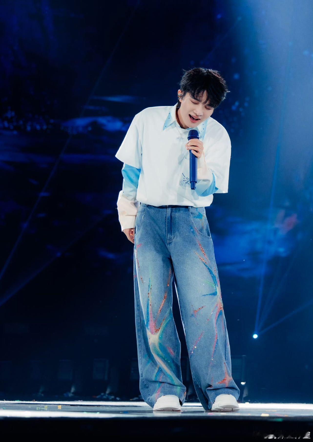 周深送新年首个彩蛋天呐！周深香港跨年演唱会居然要线上直播啦！这对于没法去现场的