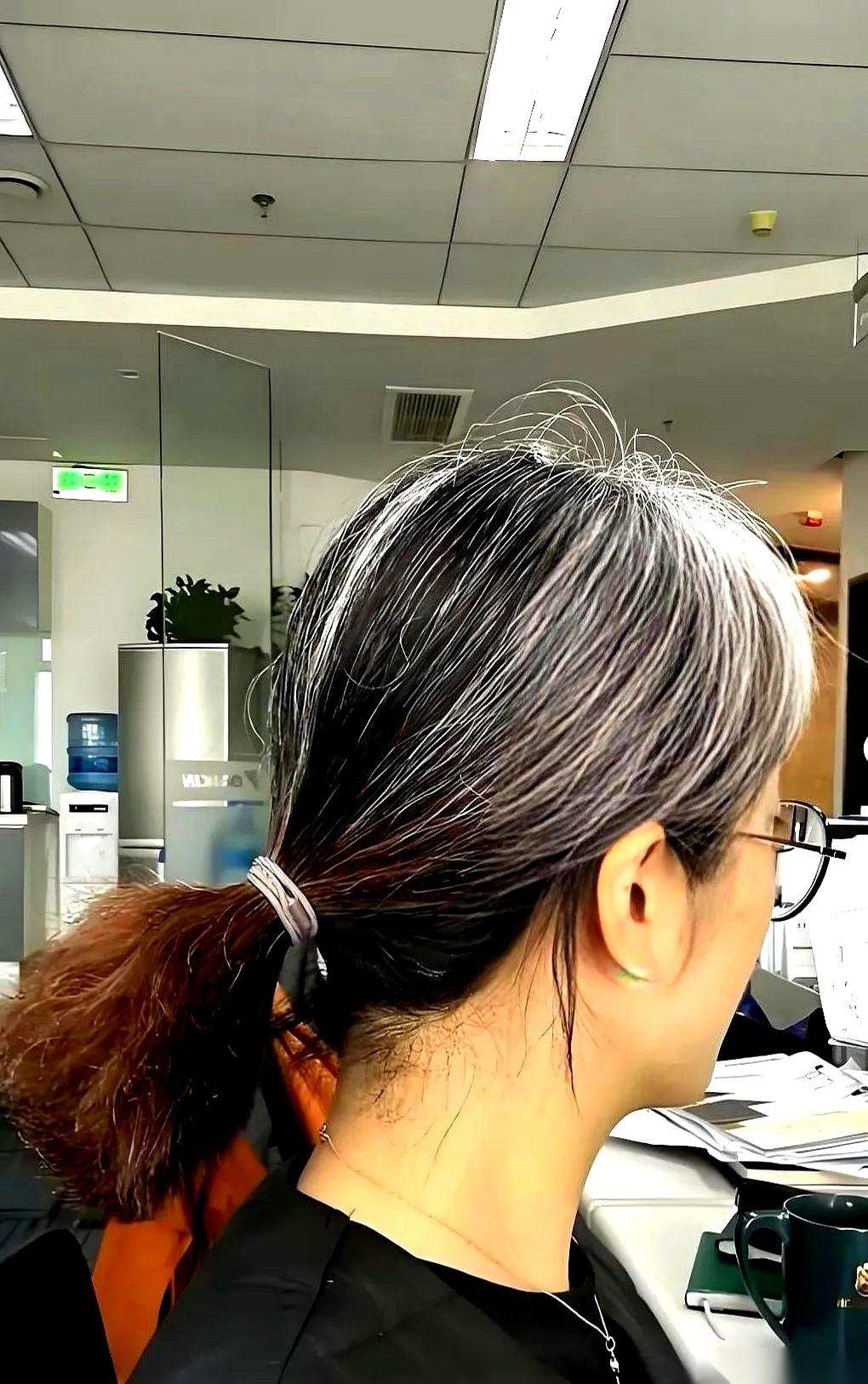 我那个脸蛋身材都能打9分的闺蜜，昨晚居然躲在卫生间里偷偷抹眼泪，手里还攥着半管没