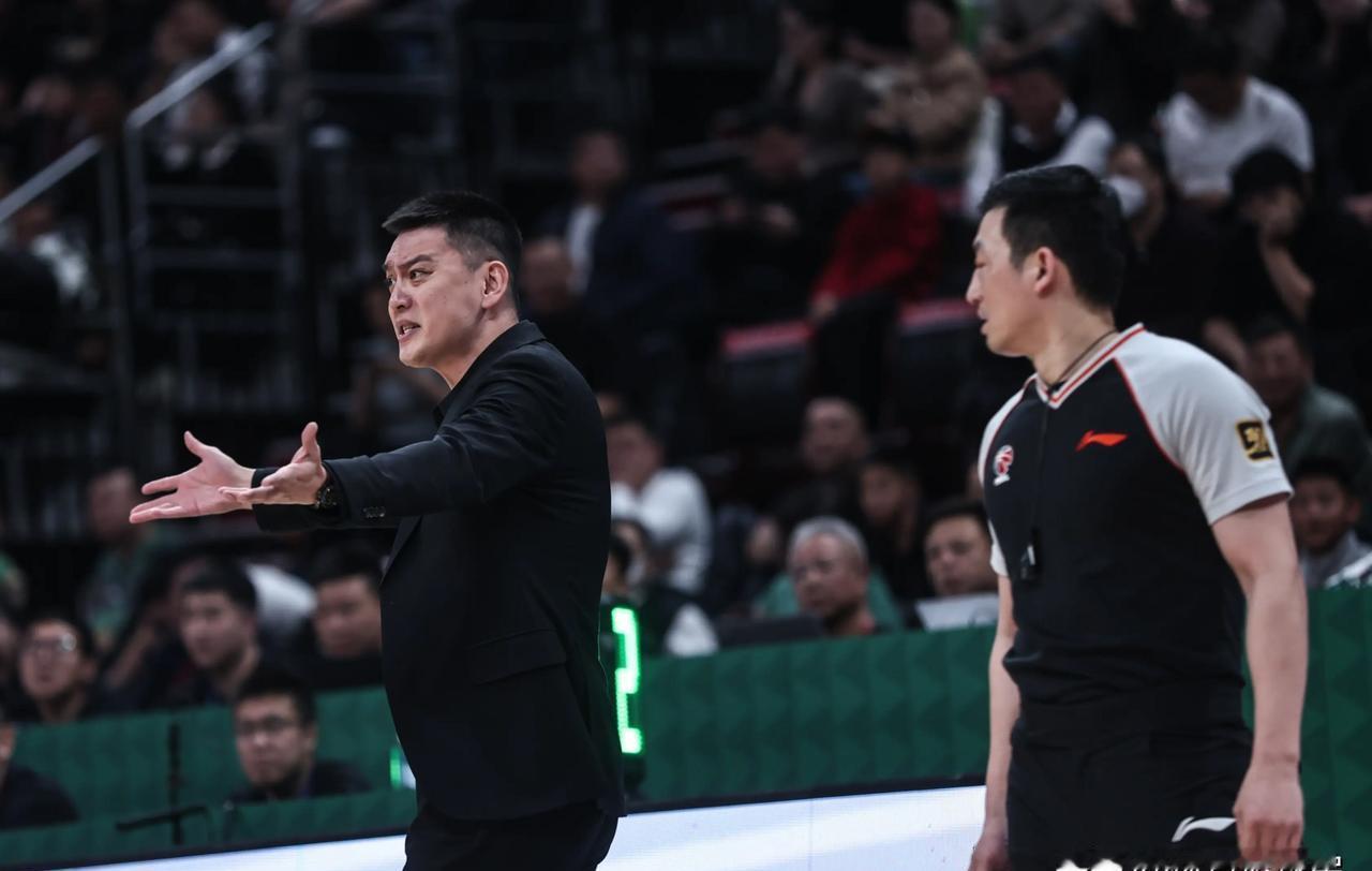 一个回合，吹了6次罚球。离谱吗？这只是CBA裁判报告的冰山一角。最新报告白