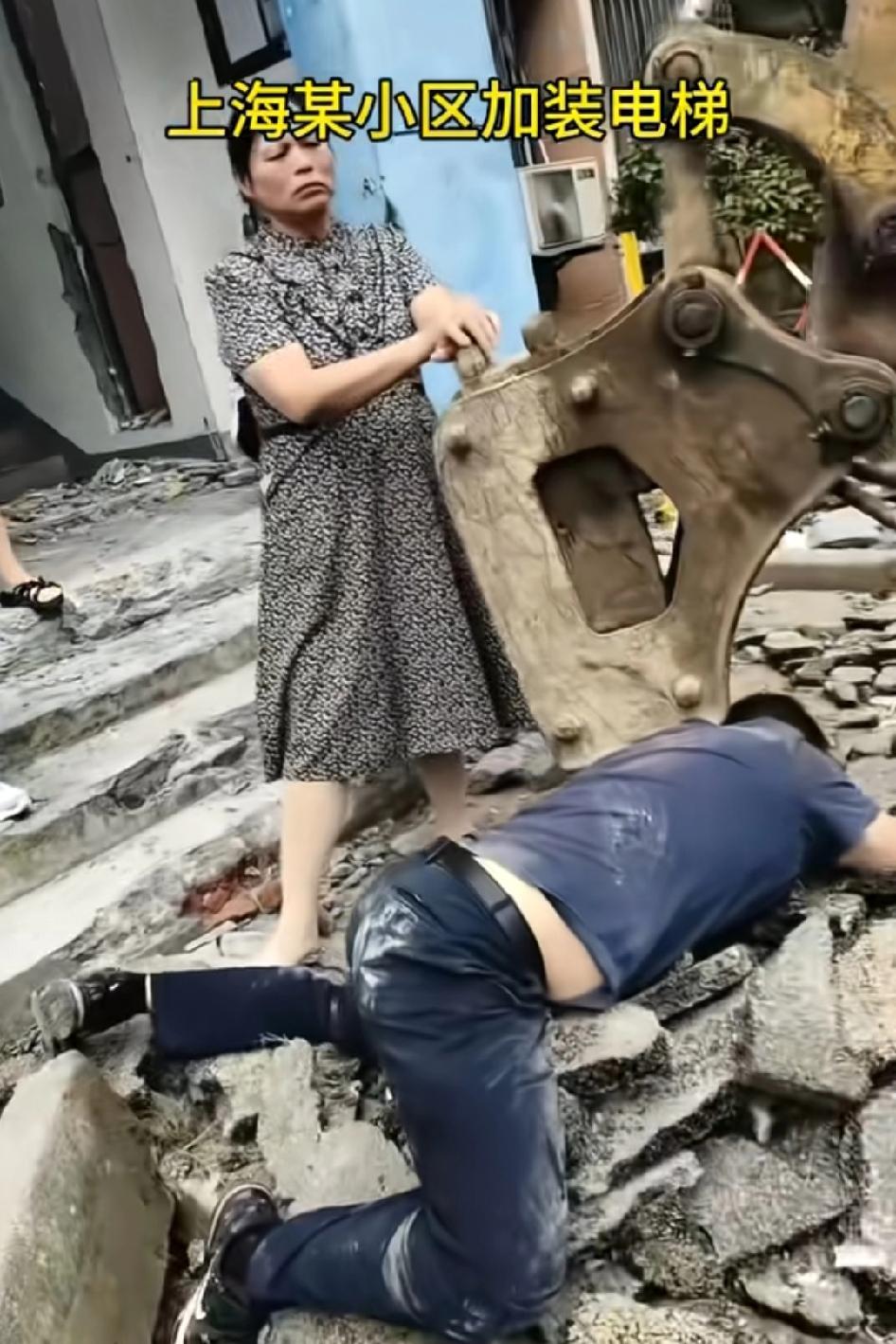 上海某小区加装电梯，业主是真狠啊，直接躺到打桩机下面，都不和低楼层商量，直接装了