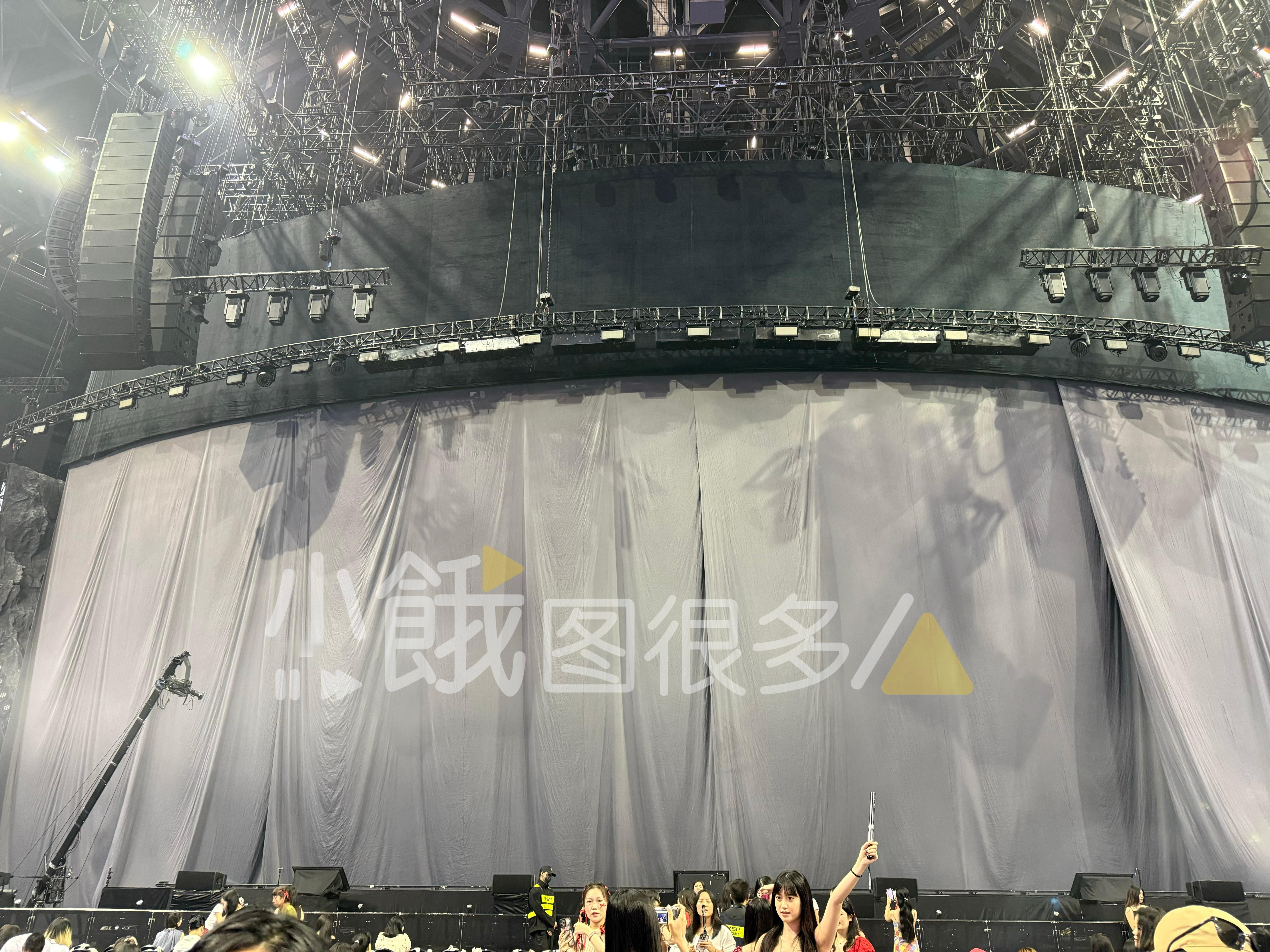 易烊千玺演唱会太神秘啦！易烊千玺演唱会首场舞台整个被幕布罩住，礐嶨的真容一点不