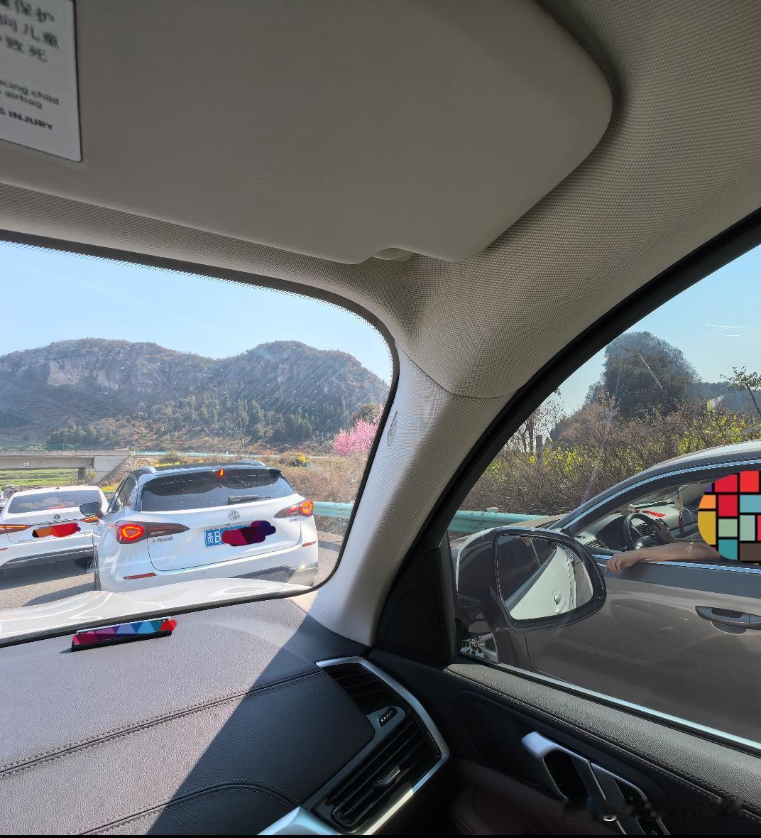 给白色MG贵B车牌大哥点赞。高速路上的马路判官，给贵B大哥点赞👍