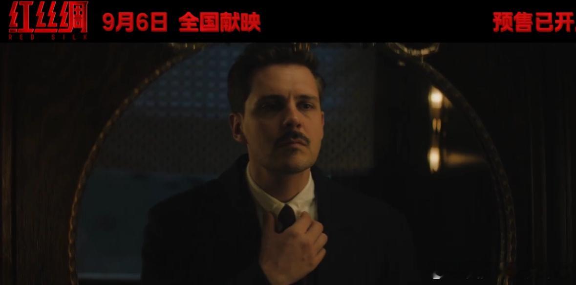 在雪国列车遇到了异国crush阿尔乔姆颜值暴击！剑眉星目配坚毅神情，偶尔流露的萌