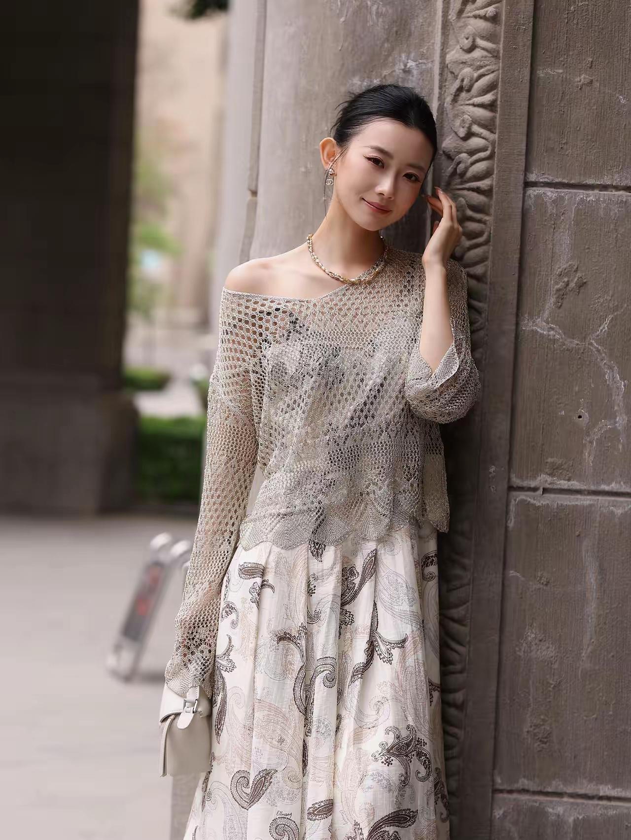 只要模特长得好看，再丑的衣服穿着也好看！