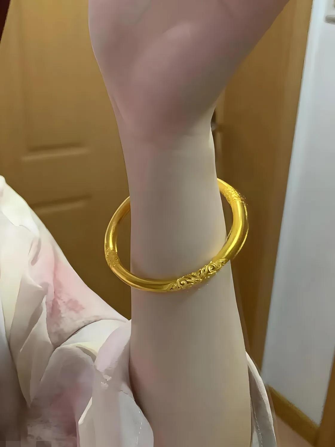 小姨干了8年金店销售，离职后才跟我说实话：买黄金别再逛金店柜台了，不是黄金不