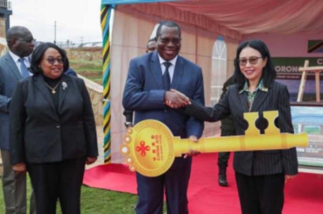 坦桑尼亚之前为了向英国和日本示好,突然就取消了和中国合作的100亿美元巴加莫约港