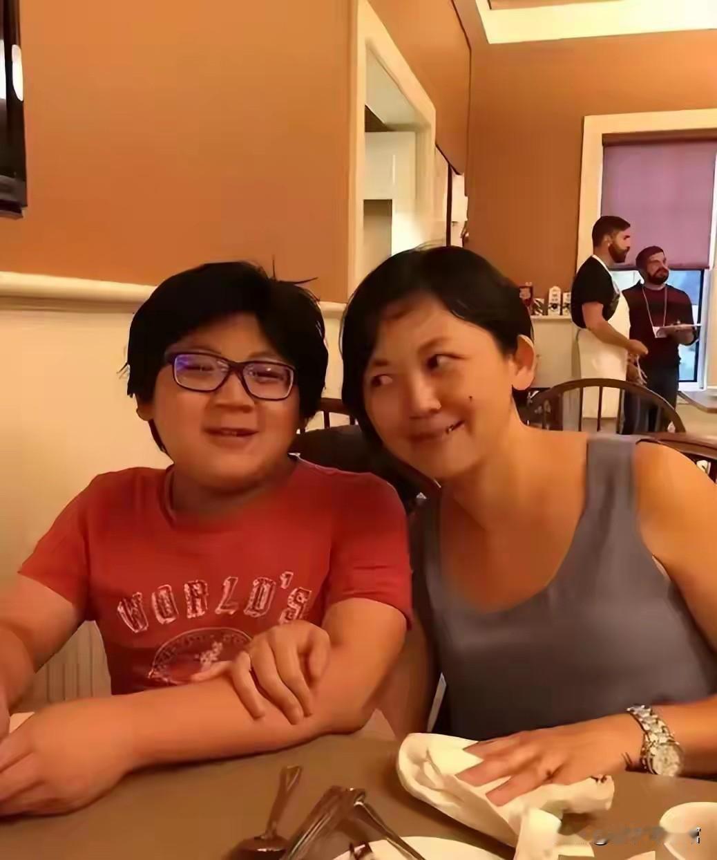 如果一个人一个儿子没了，或许是意外，可两个儿子都以同样方式（卧轨）离世，这事就就