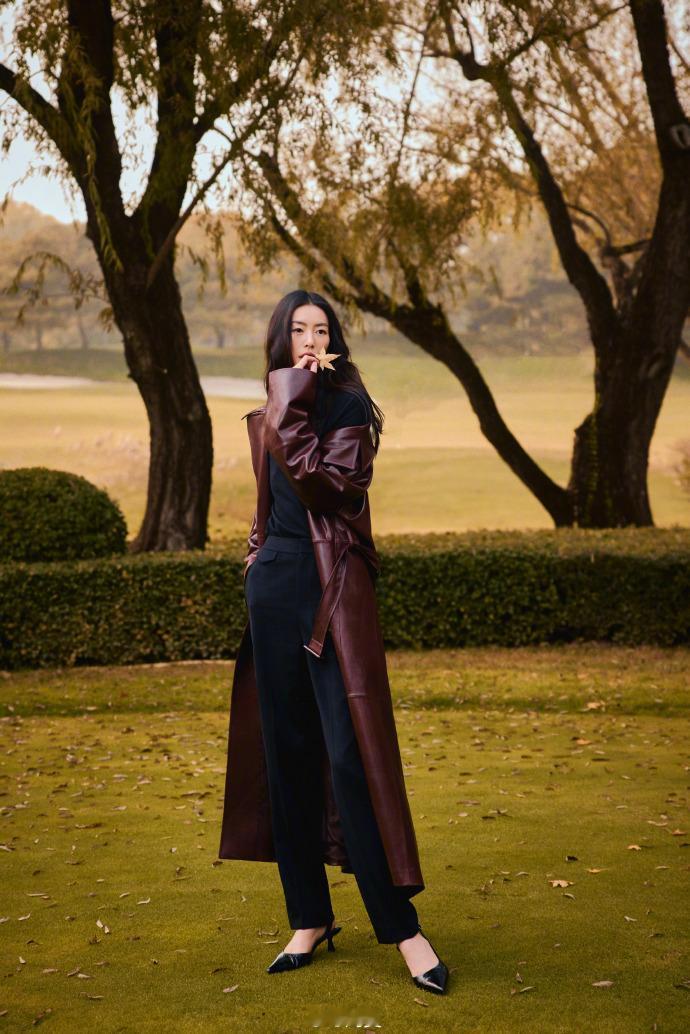 北京秋光下,ERDOS2025秋冬大秀不仅呈现了新季时装,更见证了刘雯与井柏然