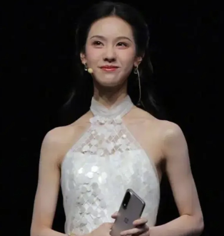 31岁陈都灵生图曝光:脸部馒化状态堪忧
