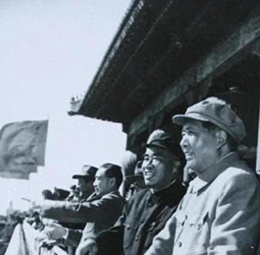 1958年，沈醉去天安门参加阅兵仪式，看见毛主席身边站着的女人，吓得他当场差点魂