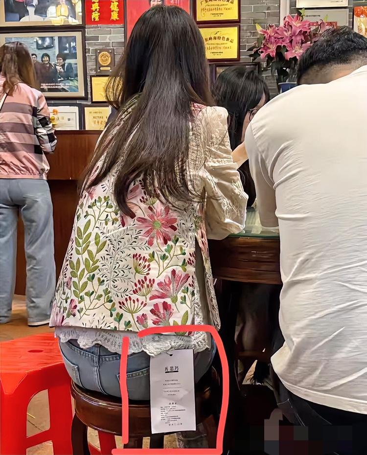 “穿完就退”的白嫖党太嚣张，商家都被逼着放大招了！巴掌大的花里胡哨吊牌还不够，现