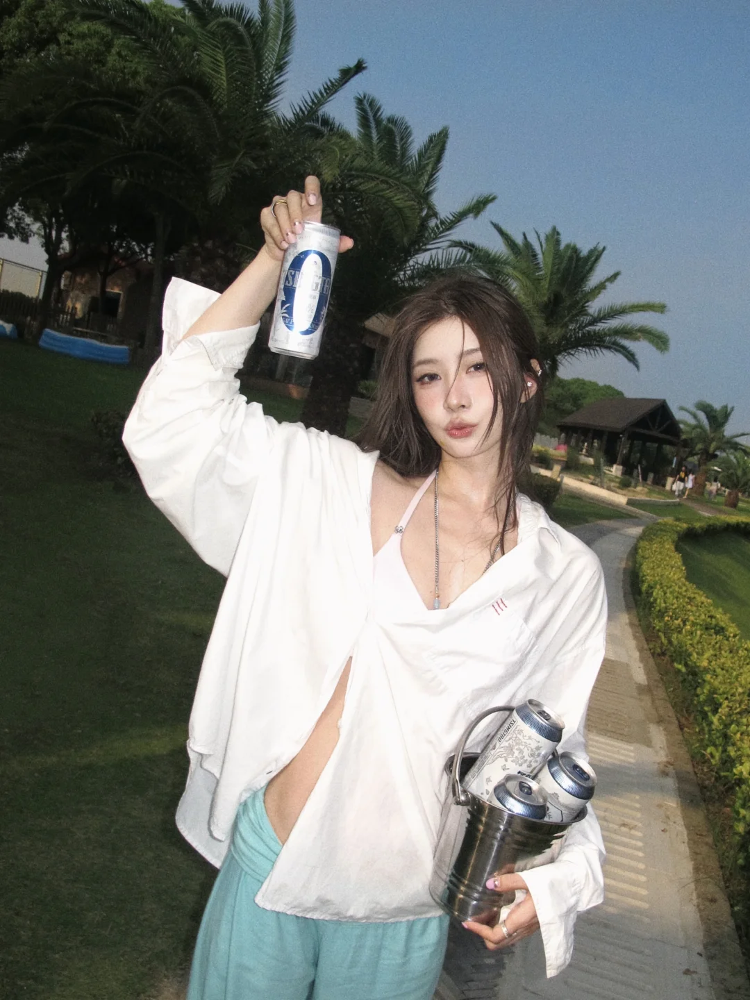 𝐵𝑜𝑡𝑡𝑜𝑚𝑠 𝑢𝑝! 🍻 在夏日海边微醺