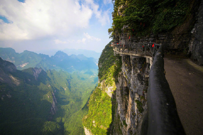 天门山美景，除了去张家界看风景，还有天门山的盘山公路也是一绝，缆车上山大巴下山