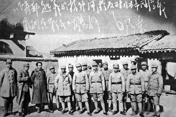 抗战时期，林彪（前排右二）、毛泽东（后排左三）