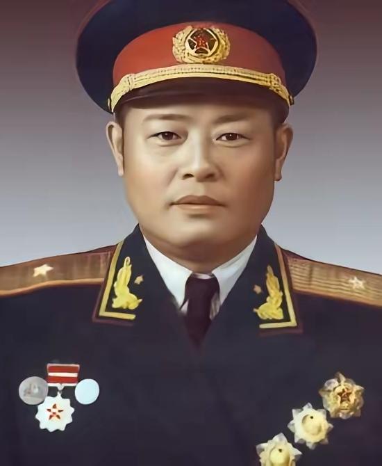 1985年百万大裁军，原本是要保留昆明军区，后来却改成保留成都军区。昆明军区政委