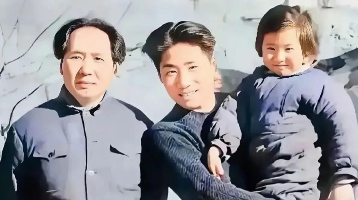 这是毛主席和儿子毛岸英，以及女儿李讷的真实合影，都看看吧，这是相亲相爱的一家人。