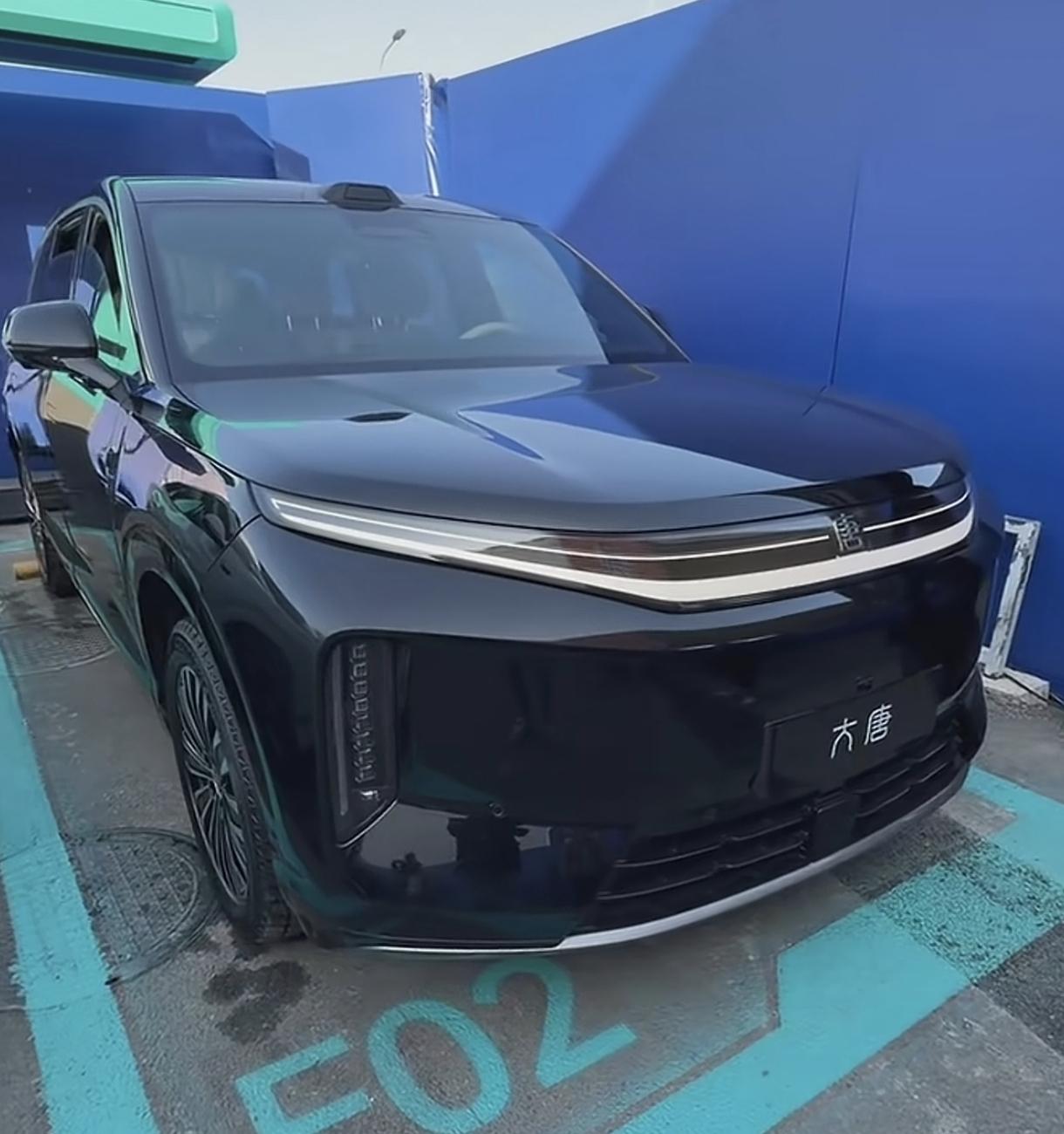 电车的缺点，全被比亚迪补齐了，这还怎么玩啊?纯电续航1036公里，10分钟就