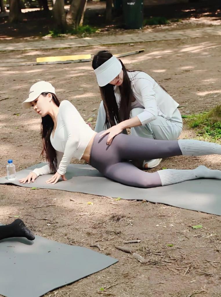 今天逛公园，第一次见人在这儿练瑜伽，看着好舒服。 公园偶遇户外瑜伽