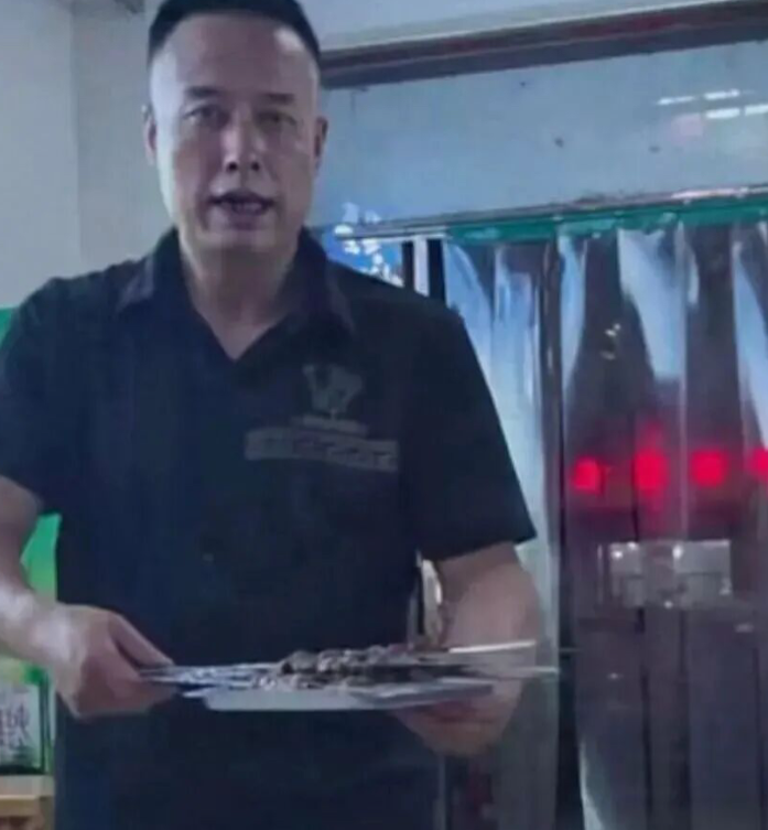 终于回应了！马斯克邀请铜川“马斯克”马建平去美国一起同台跳舞！10月10日，马斯克在得州特斯拉超级工