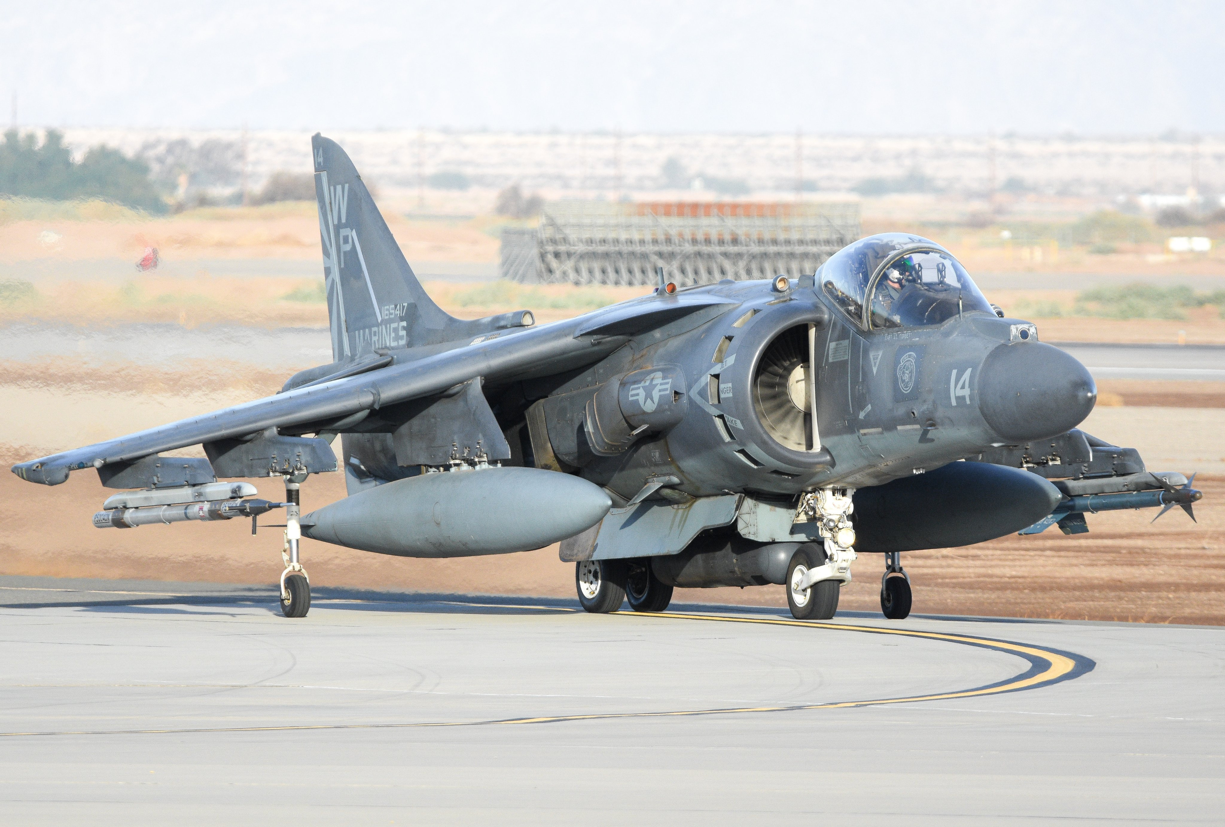 陆战队VMA-223中队旗下AV-8B在埃尔森特罗航空站