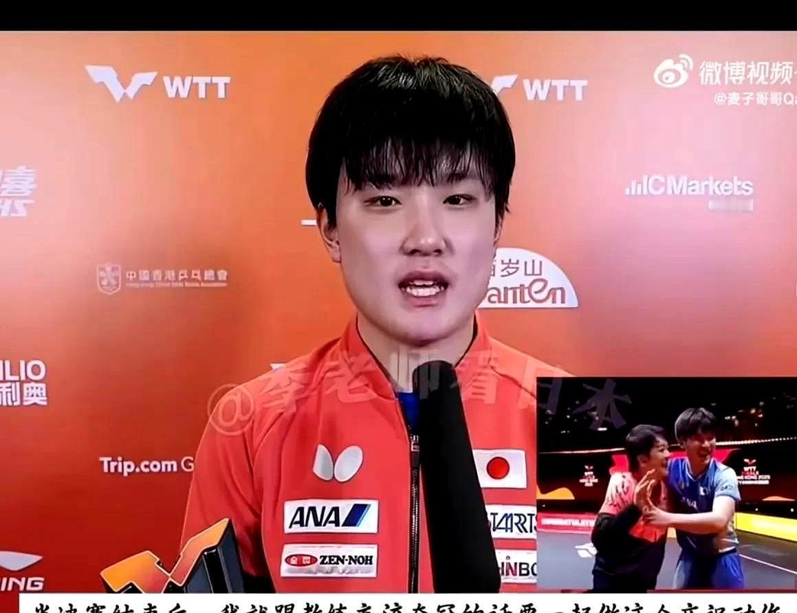 击败中国队后，张本智和在更衣室独自坐了半小时。没有呐喊，没有流泪。他父亲举着