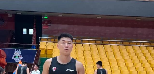 🏀400个球迷把场馆喊炸了。山东高速这次是真有底气。10月6日，山东高速新