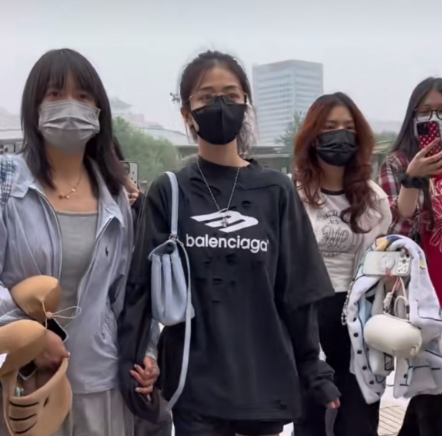 白鹿，跑男风波后首现身，身穿一身黑，情绪低落毫无打扮，出发录制跑男！很少看见白