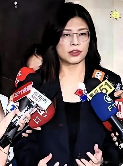 我姨在人力资源这行摸爬滚打二十多年，阅人无数，练就了一双火眼金睛。当年郑丽文
