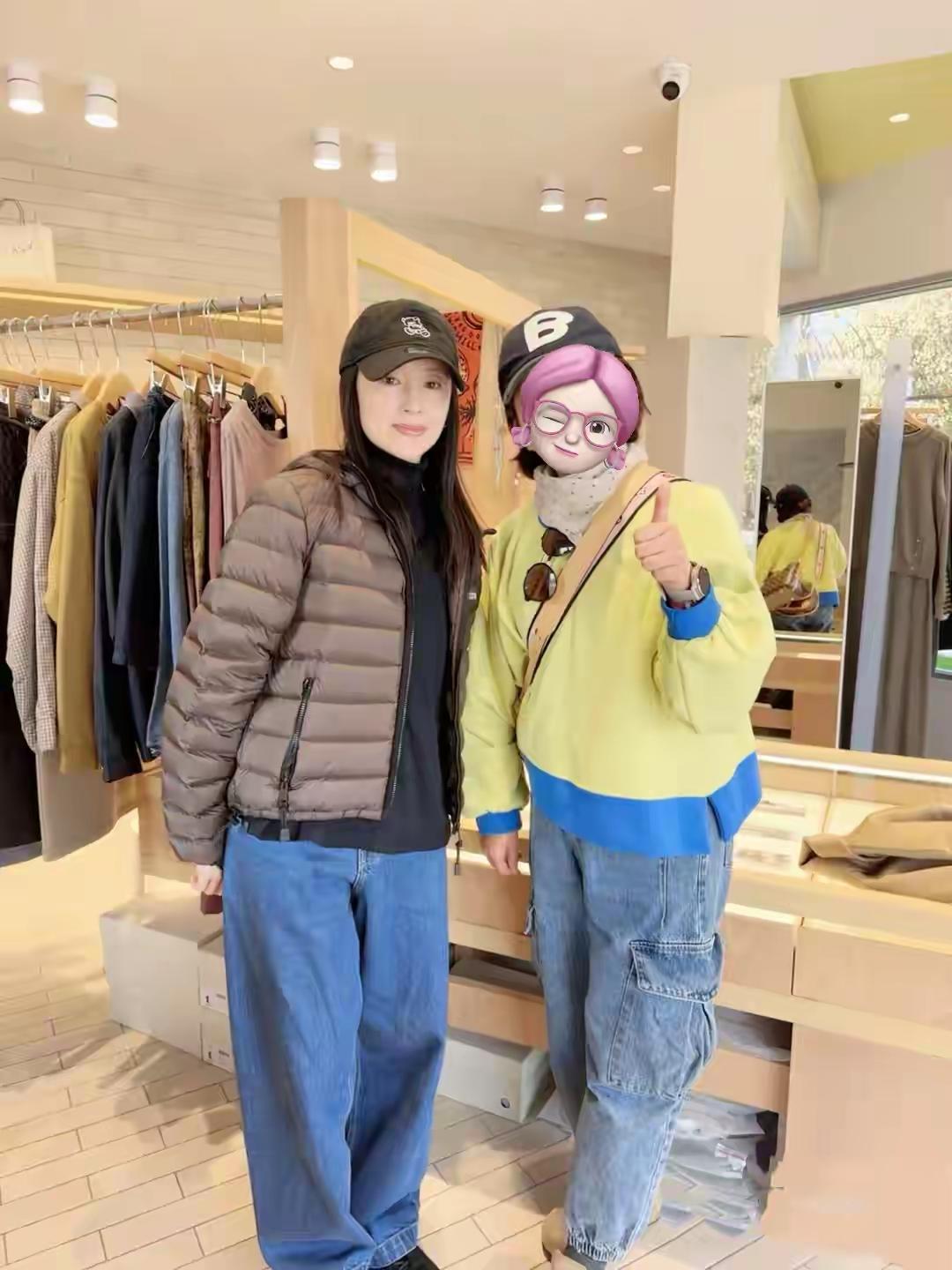 11月4日，董洁巡店再次被顾客认出，与店里的顾客合影非常低调！董洁自从在阿那亚